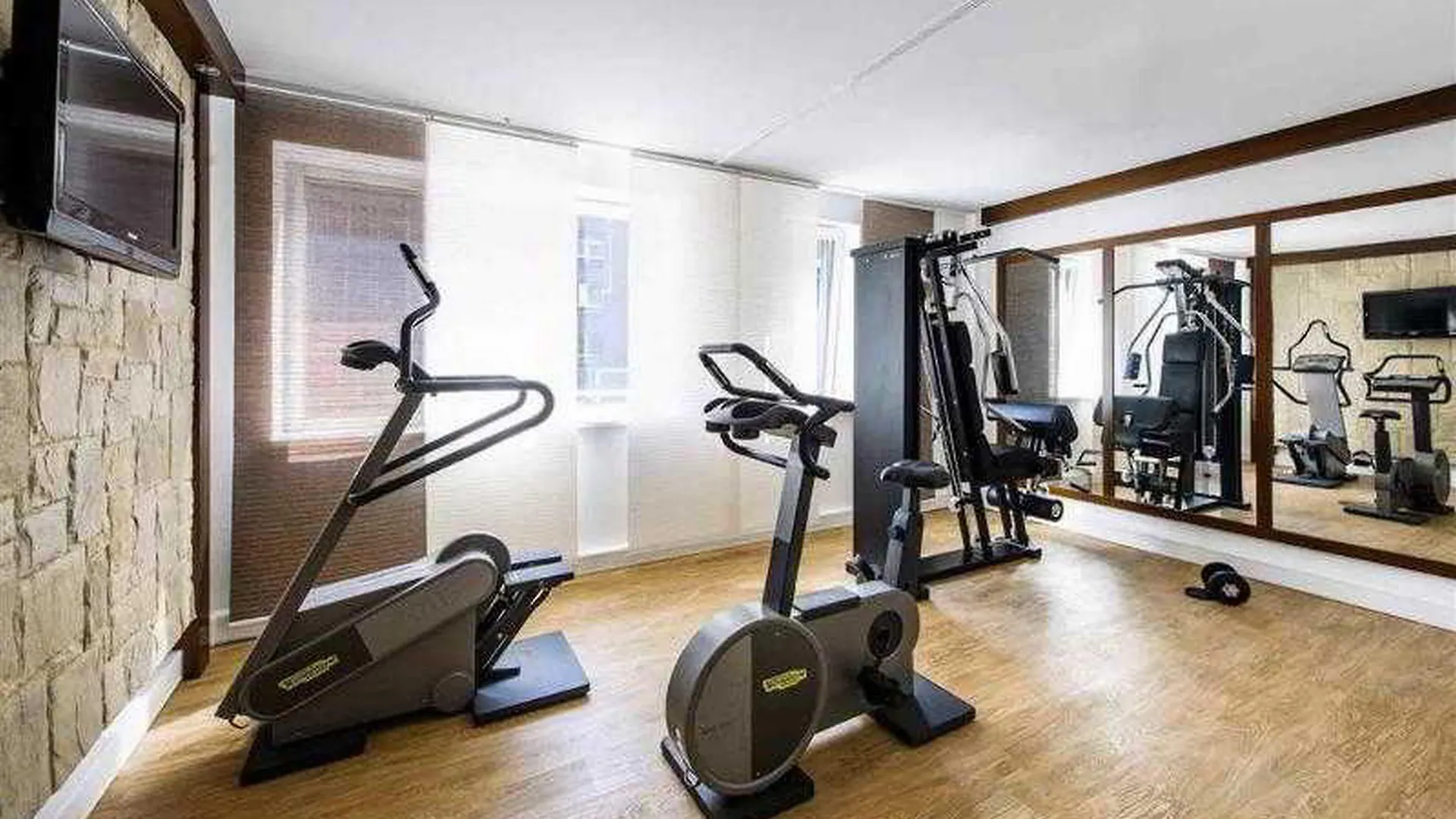 Novotel Suites Hamburg City מלון